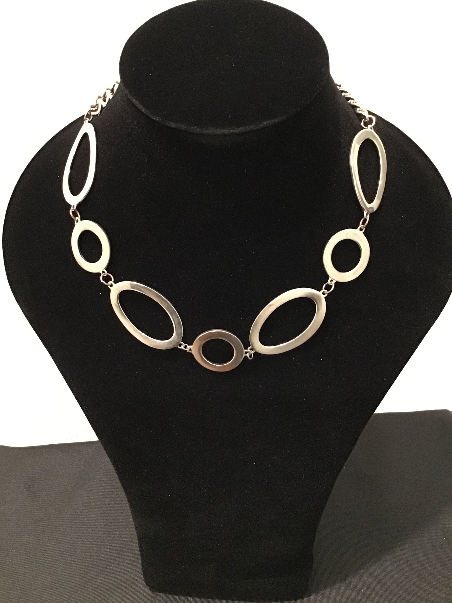 Oval loops silver necklace