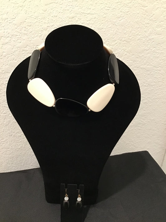 Blk &white necklace set