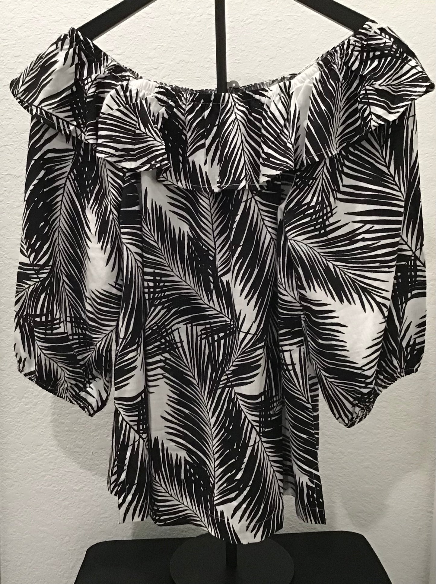 Blk/white print blouse/ Size L