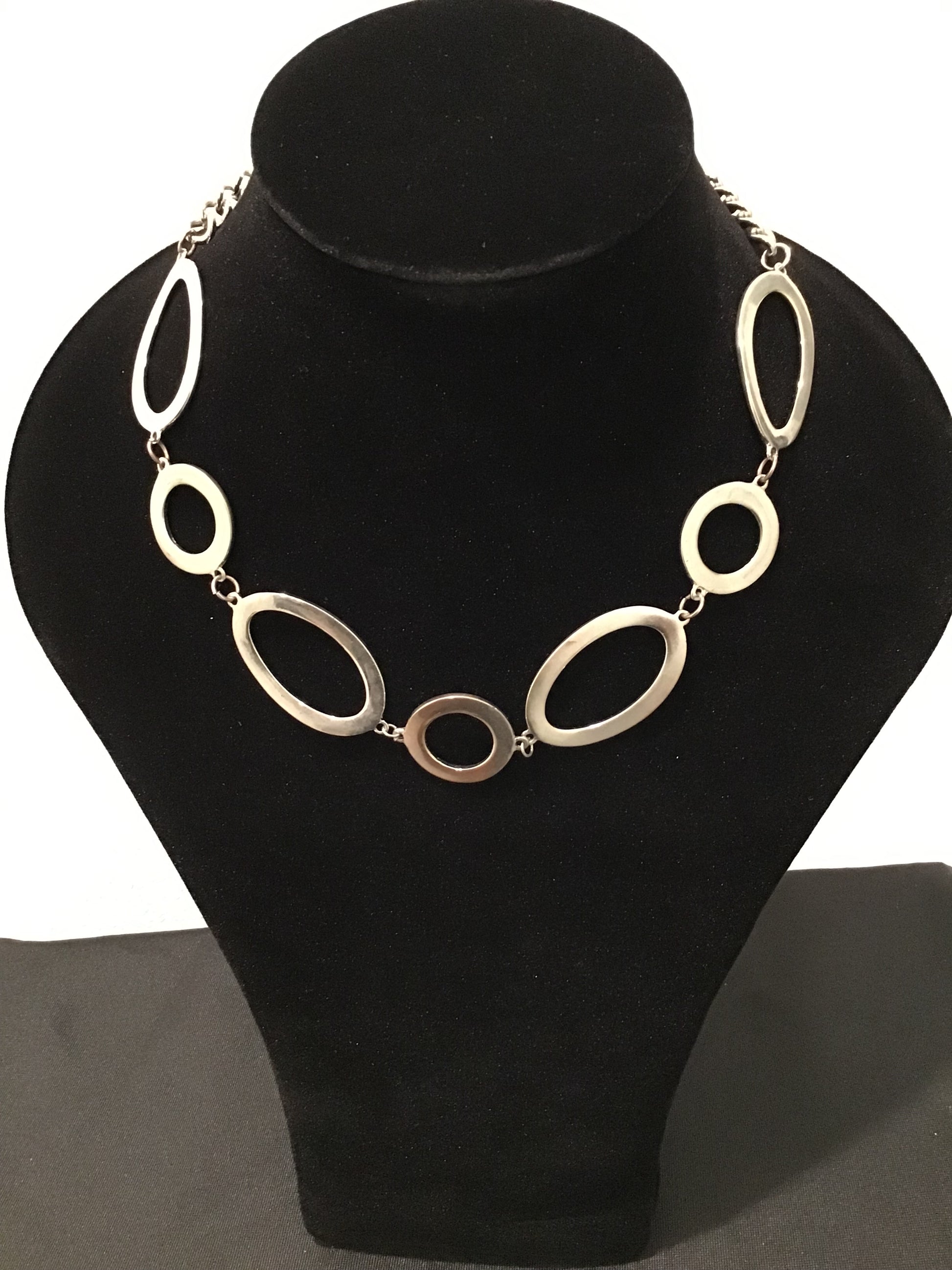 Oval loops silver necklace
