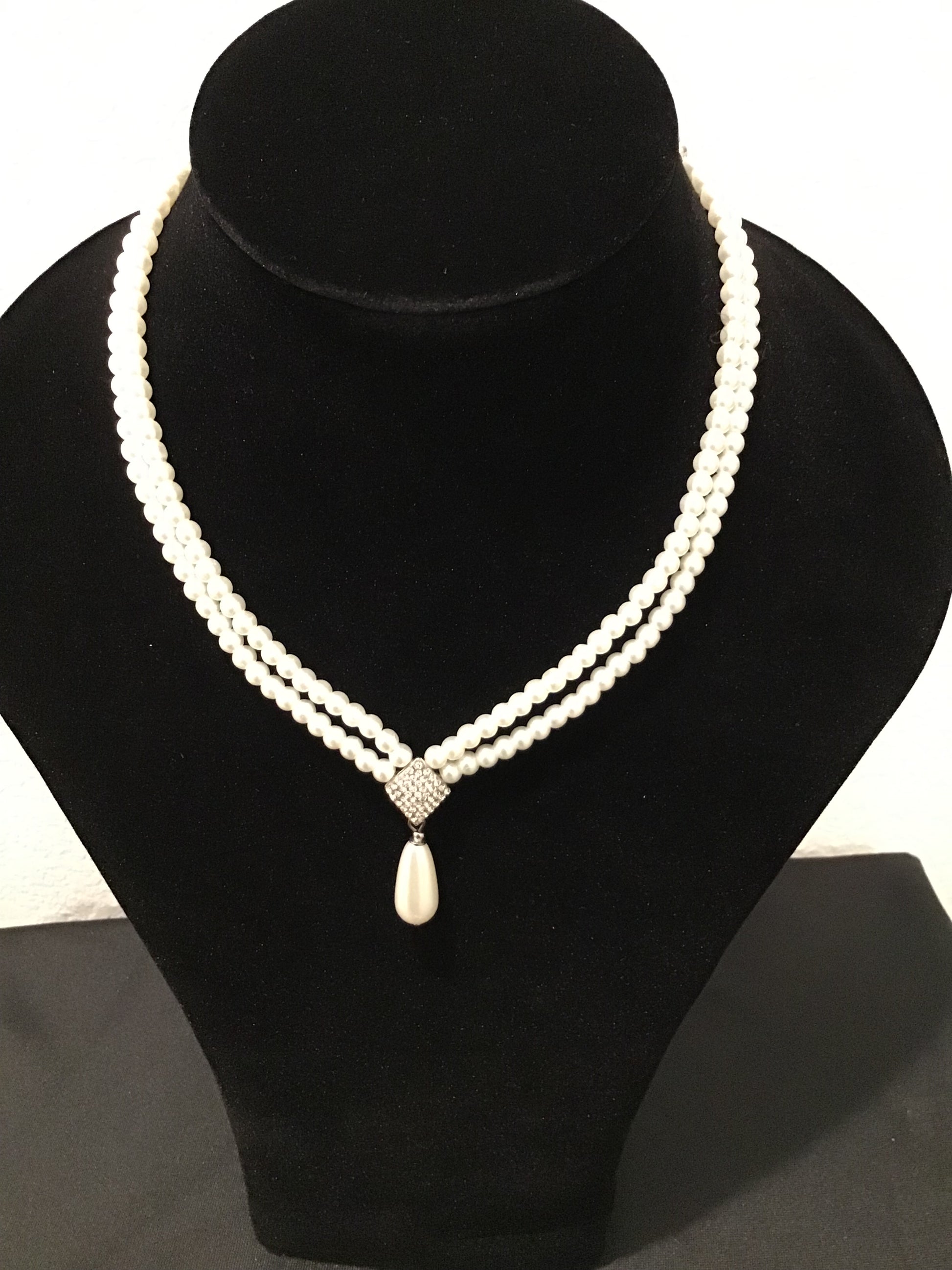 Teardrop white pearl necklace