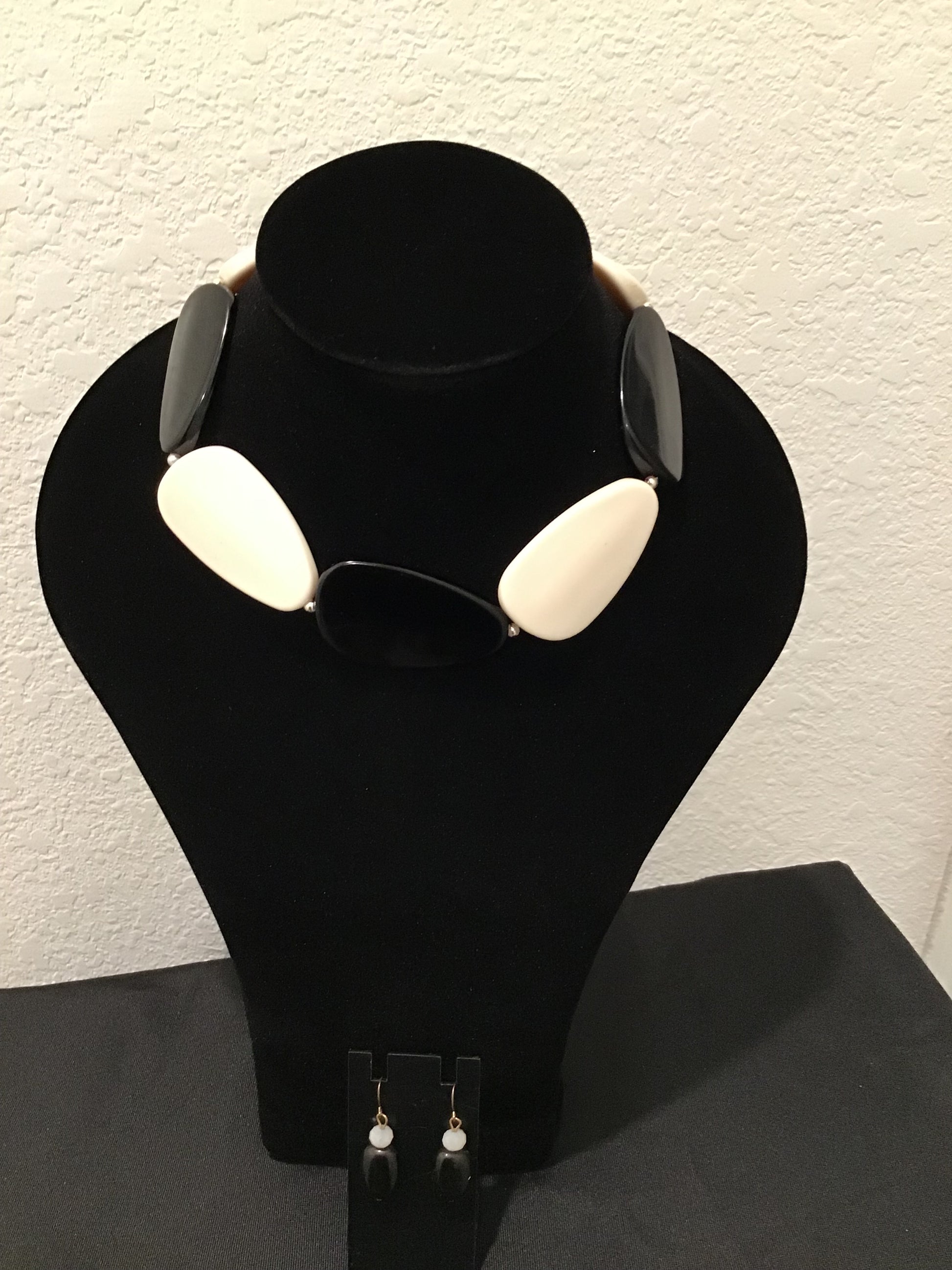 Blk &white necklace set