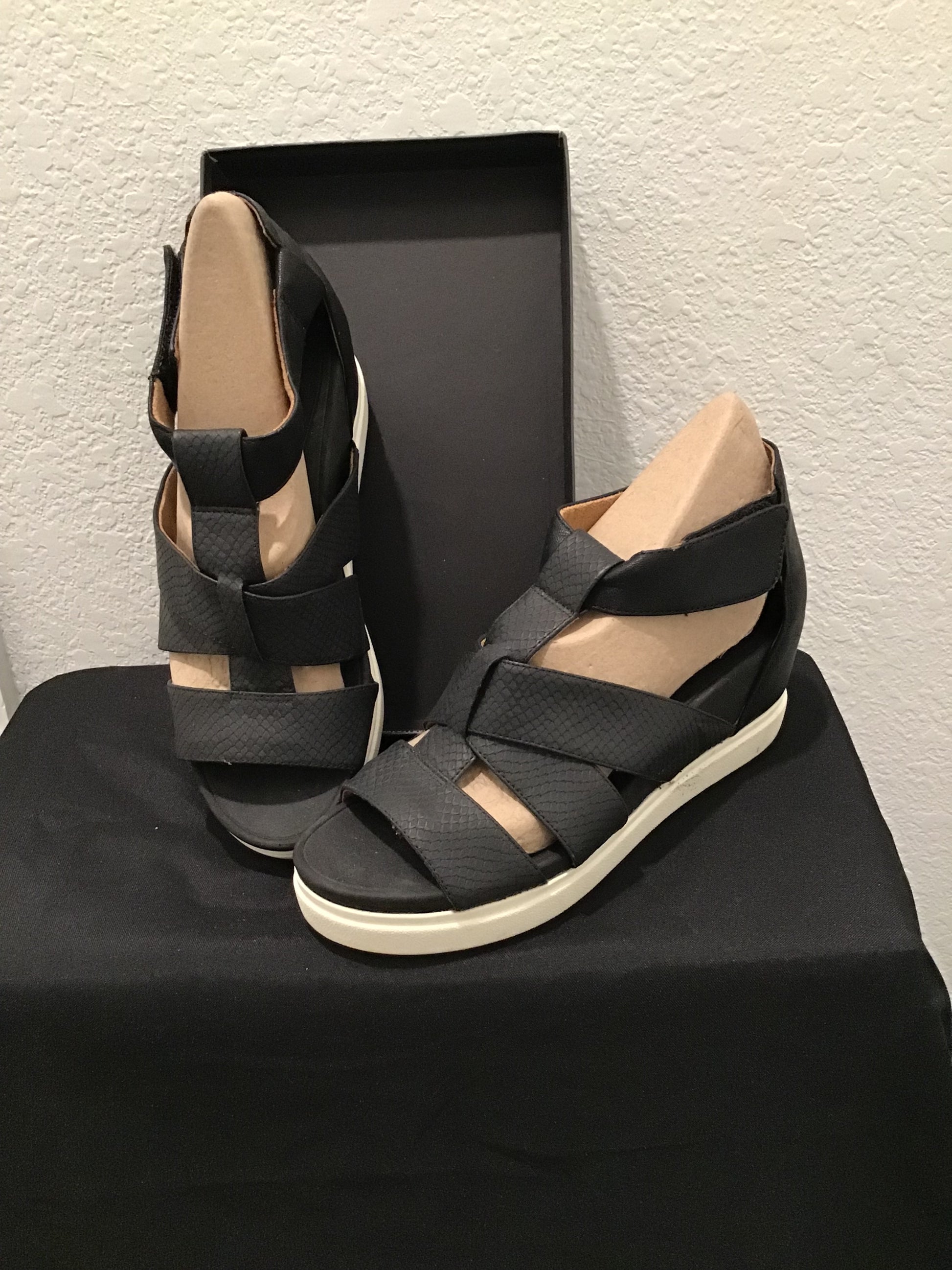 Blk sandal/ white trim 10M