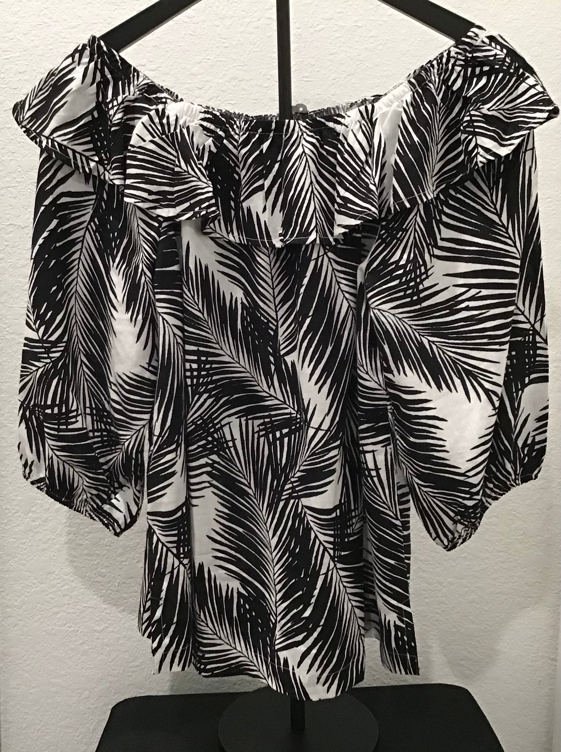 Blk/white print blouse/ Size L